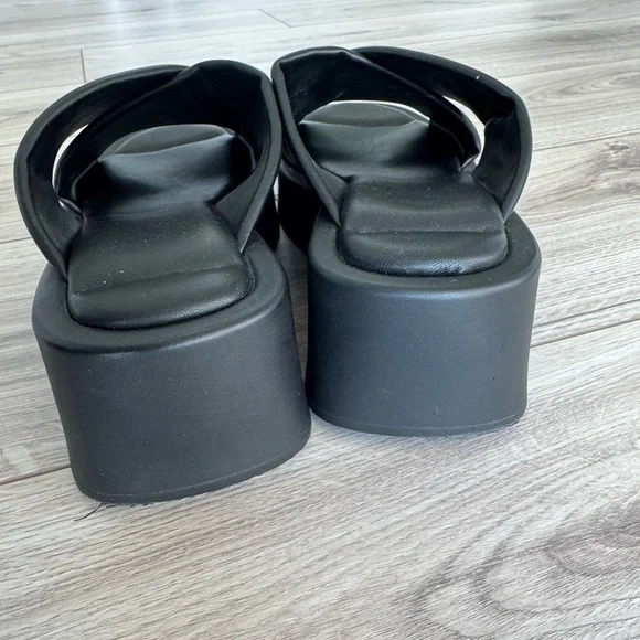 L’Intervalle Black Platform Slides - Picture 6 of 8